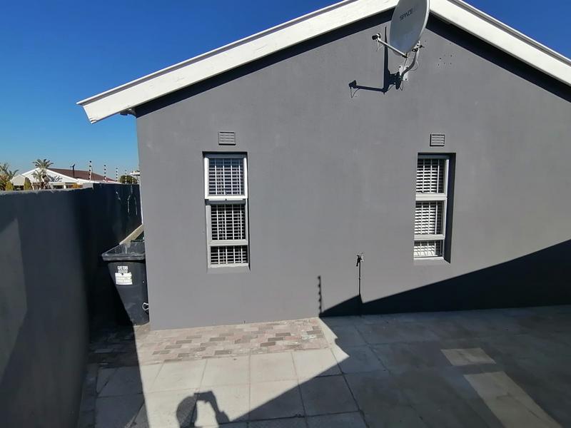 To Let 2 Bedroom Property for Rent in Pelikan Park Western Cape